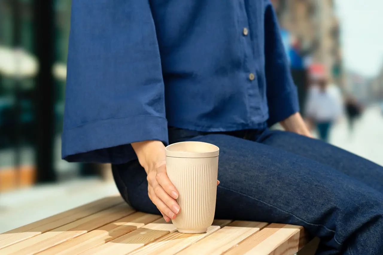 LOOP TRAVEL MUG Product Scenic